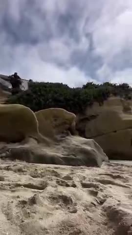 Nearly a dozen illegal immigrants storm the beach in broad daylight in San Diego California The.mp4