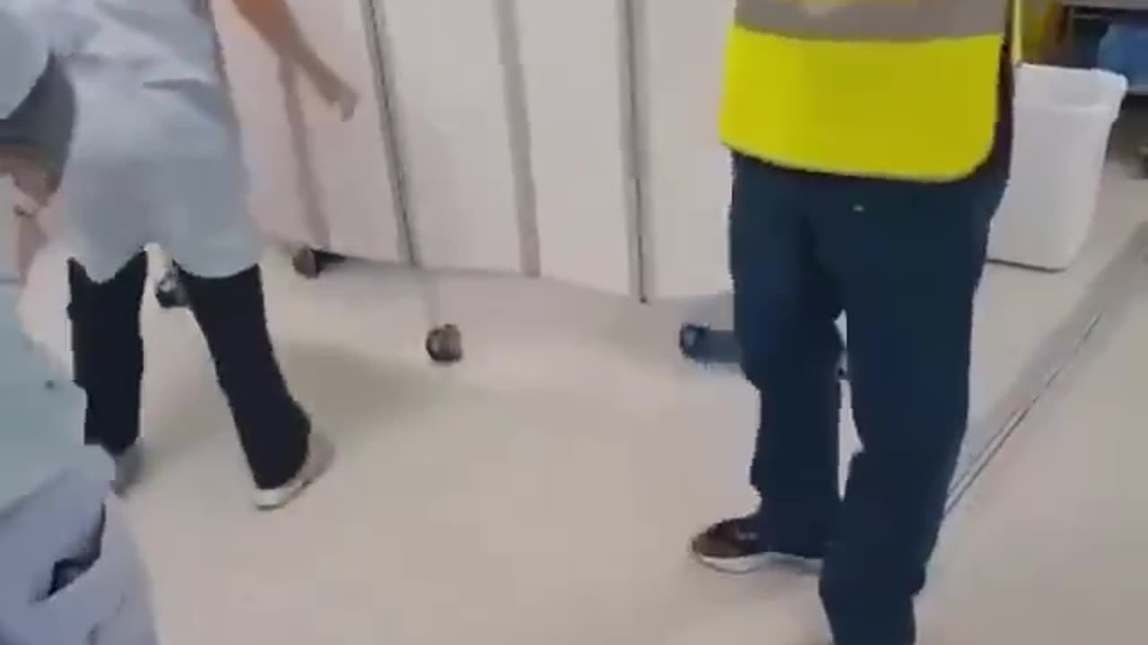 “新冠疫苗實驗針劑 潘朵拉謊言10”澳洲兒童疫苗體育場接種區_又一個清嫩、鮮活的生命倒下！製藥廠和澳洲政府明目張膽的聯手繼續在澳洲施行“新冠疫苗實驗針劑接種_種族滅絕計畫”