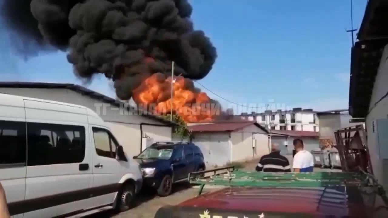 À Sotchi, quelque chose a pris feu près de l'aéroport.