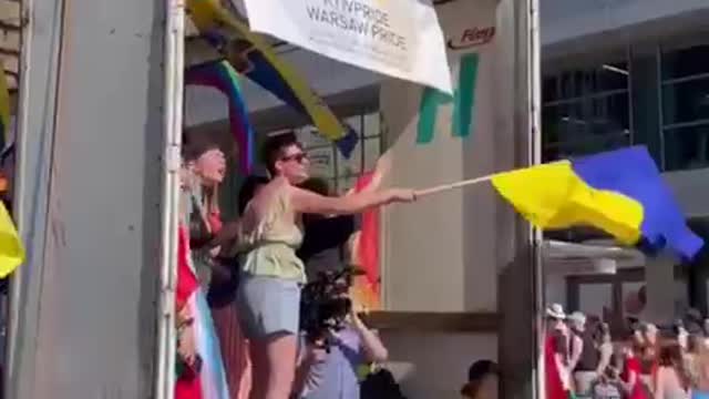 Pochod LGBT s ukrajinskými vlajkami ve Varšavě