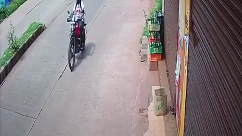 Moto, distraído
