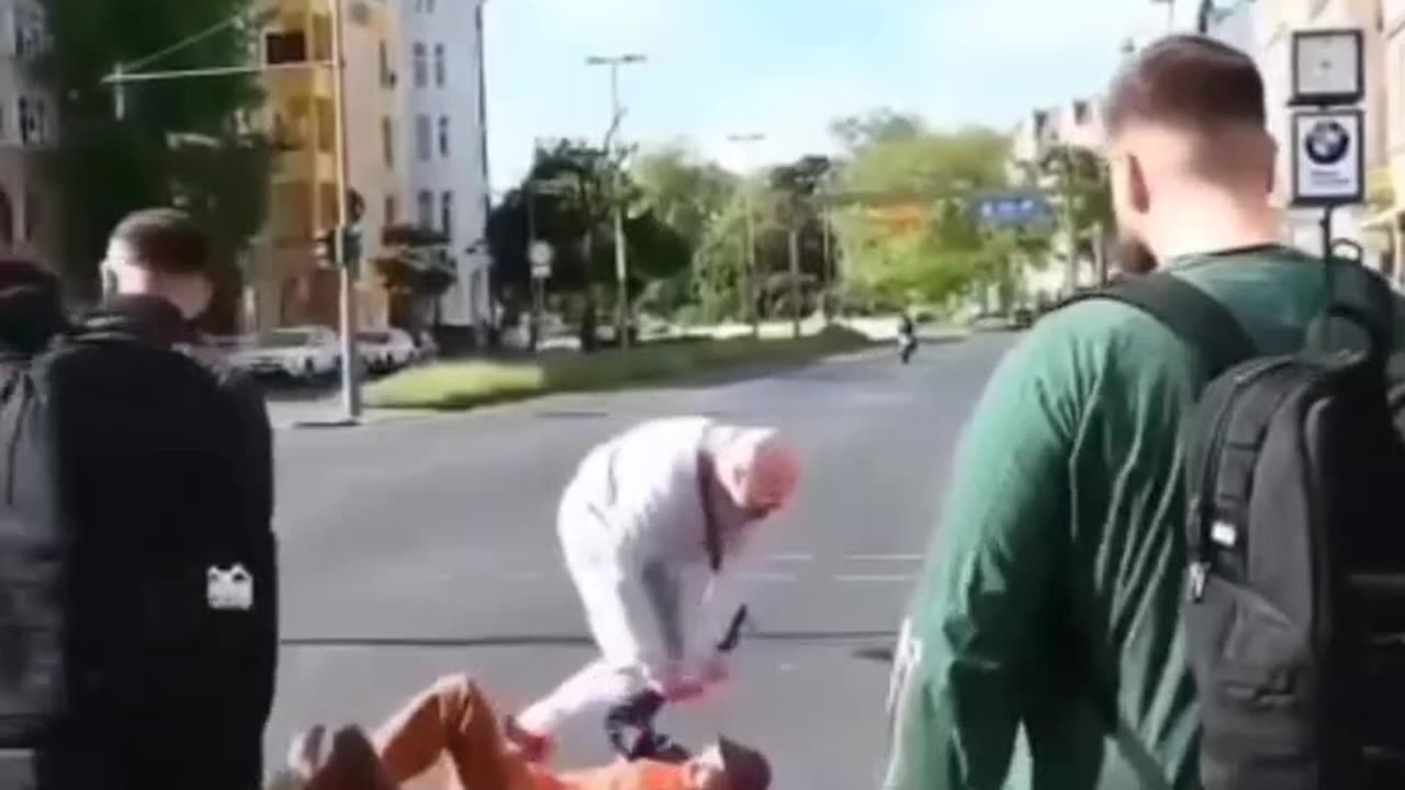 Germany: Citizens continue removing protesters blocking the streets