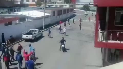 Equador police RUN for their lives ! protestors out for blood - take notes