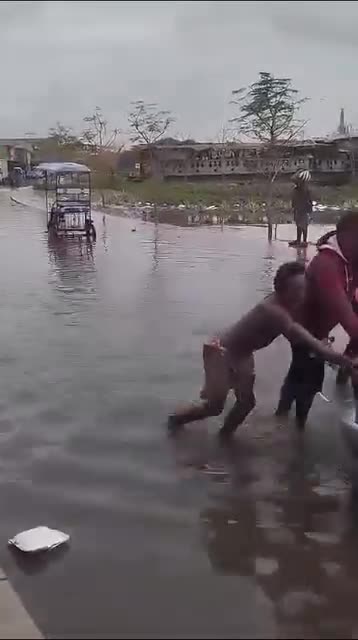 ¡Tremendo contraste! Calle 10 de Barranquillita se inunda