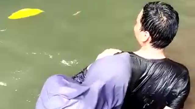 Ketika sang istri belajar berenang