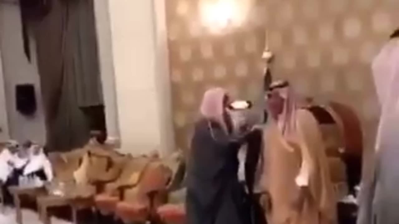 سعودي يسقط بطريقة مضحكة