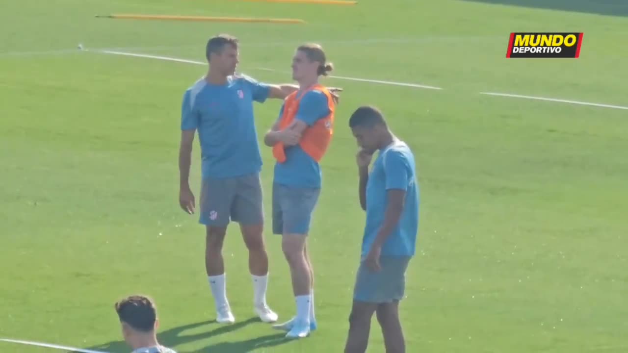 César Azpilicueta doesn’t leave Conor Gallagher alone at training