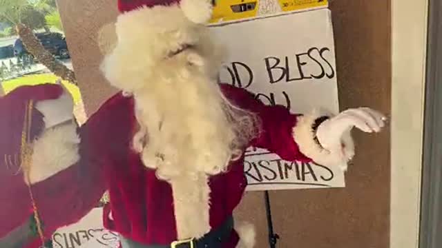 Delivery guy SAVES little girl’s Christmas!! ❤