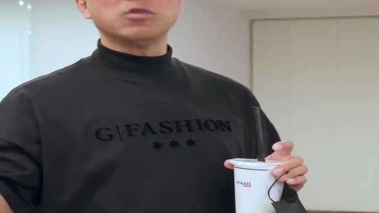 20220930文贵先生GETTR¹:中国人 #情感最热,身体最冰凉。玩音乐声音都是18-33分贝,享受音乐都是50分贝以上,广场舞中国老大妈是73-78分贝!广场舞台把整个中国人给忽悠起来了!