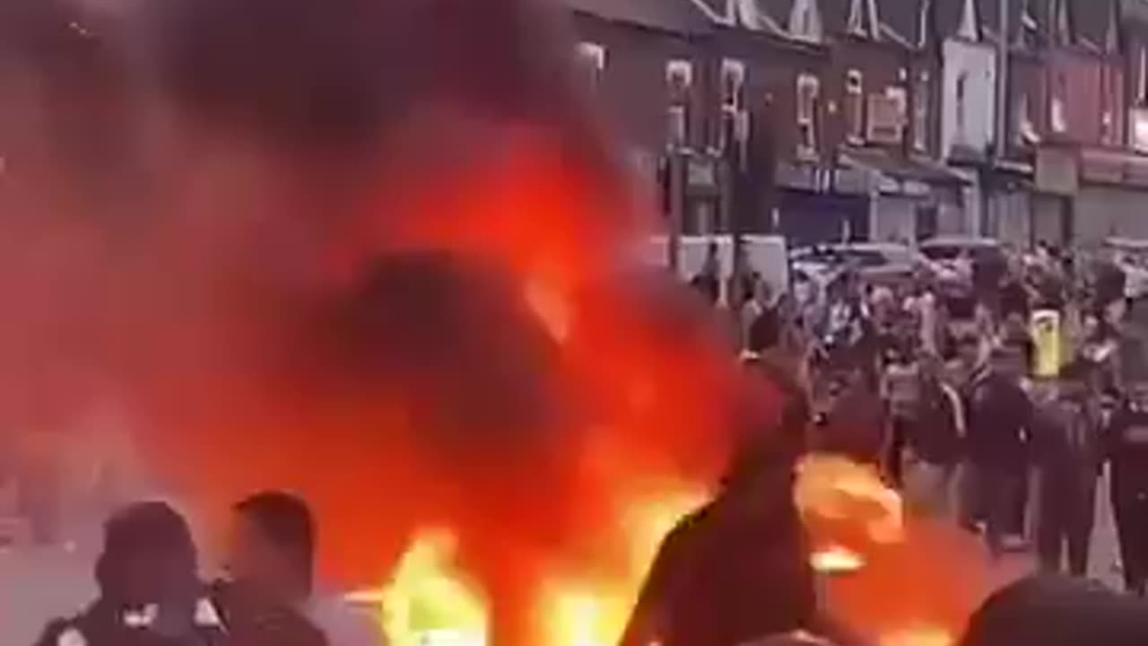 🚨Leeds is burning and the media won’t report it.