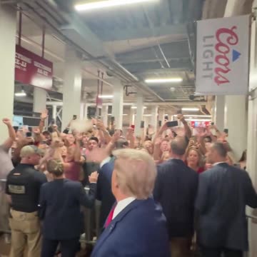 President Trump handing out chicken tenders at Bryant-Denny Stadium 🇺🇸