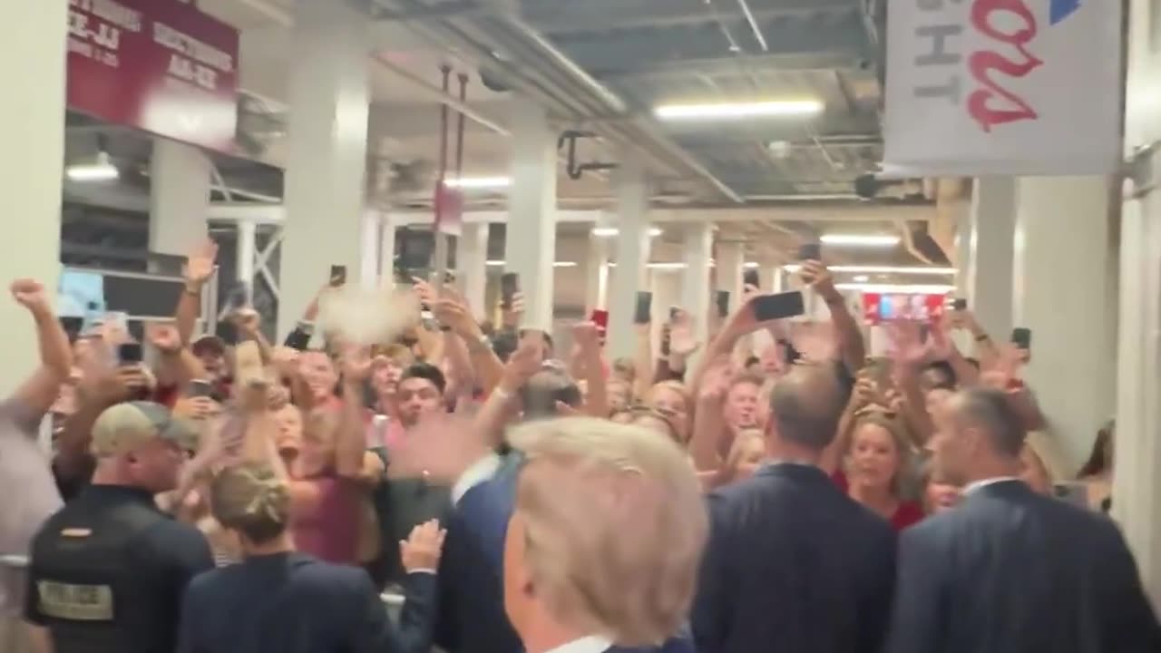 President Trump handing out chicken tenders at Bryant-Denny Stadium 🇺🇸