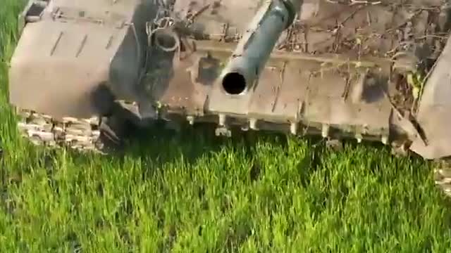 #Ukraine_ This Russian T-72B3 Obr. 2016 tank was halted in the picturesque fields of East Ukraine.