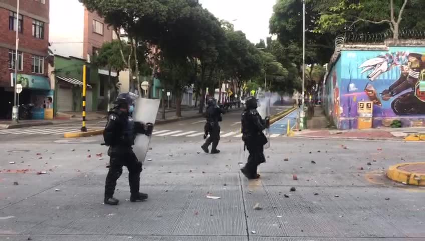 no solo contra la Universidad sino contra viviendas y establecimientos comerciales