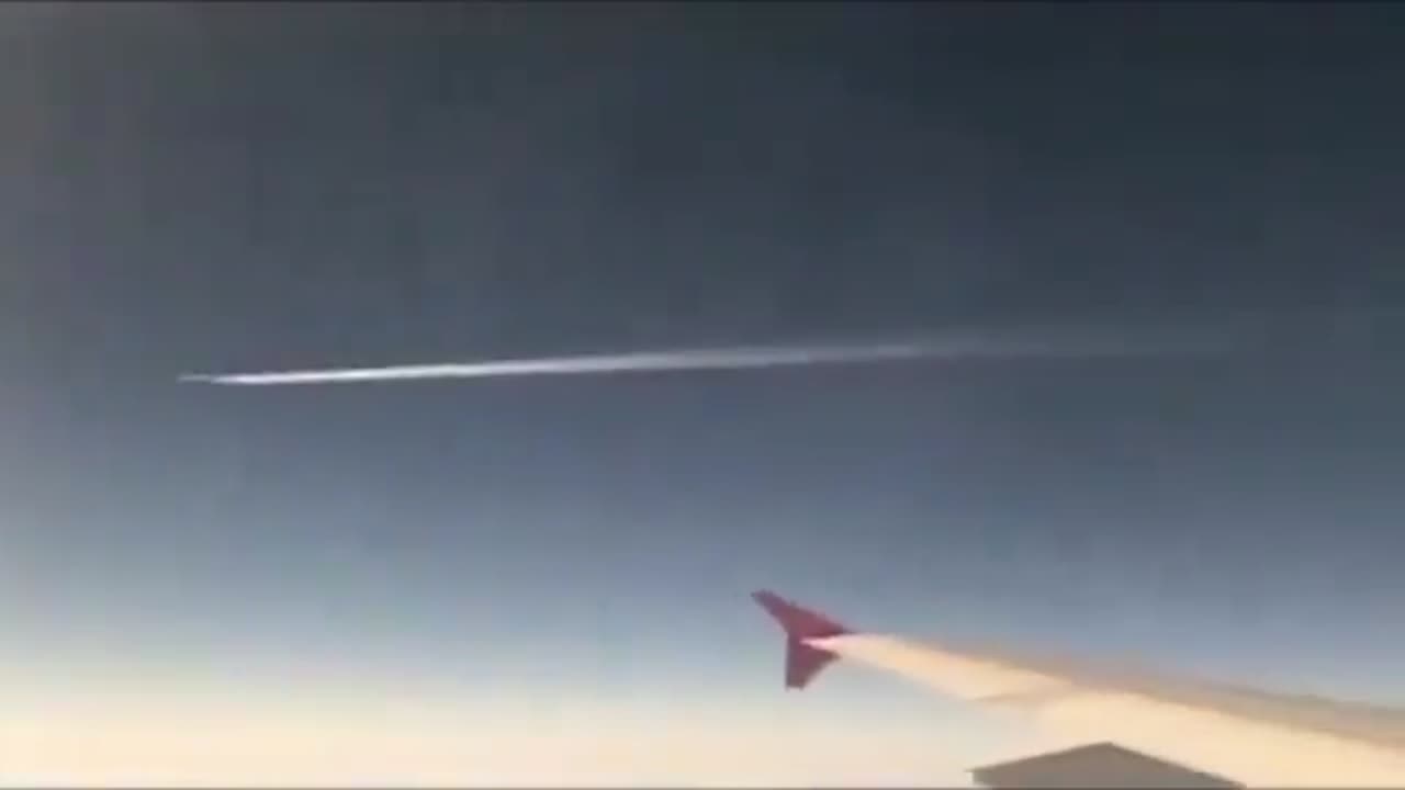 SHOCK VIDEO – ⚠️ Unidentified object splits two commercial airliners mid flight…