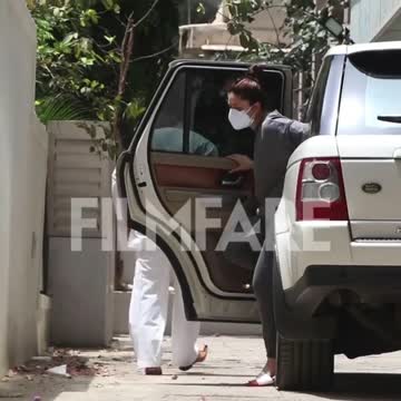 Spotted: #KareenaKapoorKhan and #SaifAliKhan at a clinic in Mumbai’s Bandra suburb.