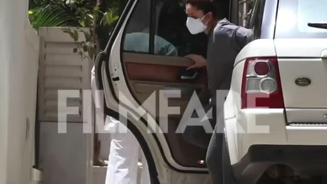 Spotted: #KareenaKapoorKhan and #SaifAliKhan at a clinic in Mumbai’s Bandra suburb.