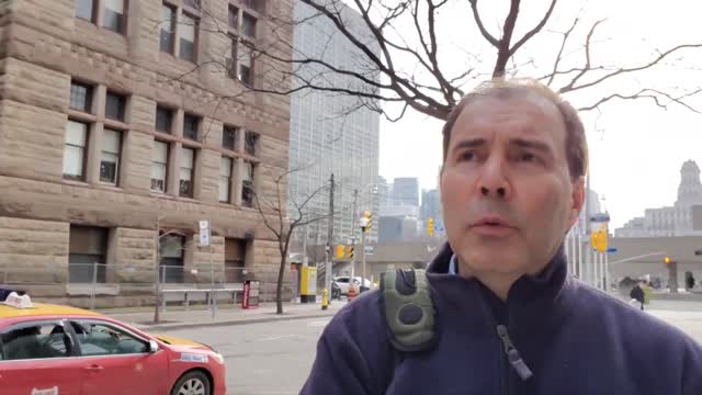 JUEVES 17 DE MARZO, 2022 CENTRO DE TORONTO CON MUCHEDUMBRE Y + 16 GRADOS CELSIUS