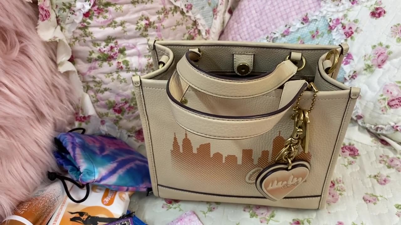What's in my Coach Dempsey Tote 22 JLO Collection.