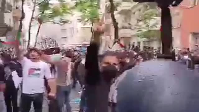 Germany: Islamic migrant yells at police officers: "Death to Israel" - Crowd Cheers