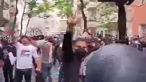 Germany: Islamic migrant yells at police officers: "Death to Israel" - Crowd Cheers