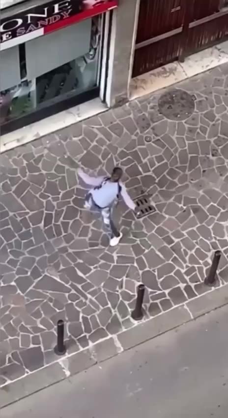 Afrykańscy molestujący rzucają szklanymi butelkami we włoskich mieszkańców Padwy.