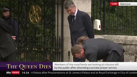 Emotional royals inspect tributes to Queen_1