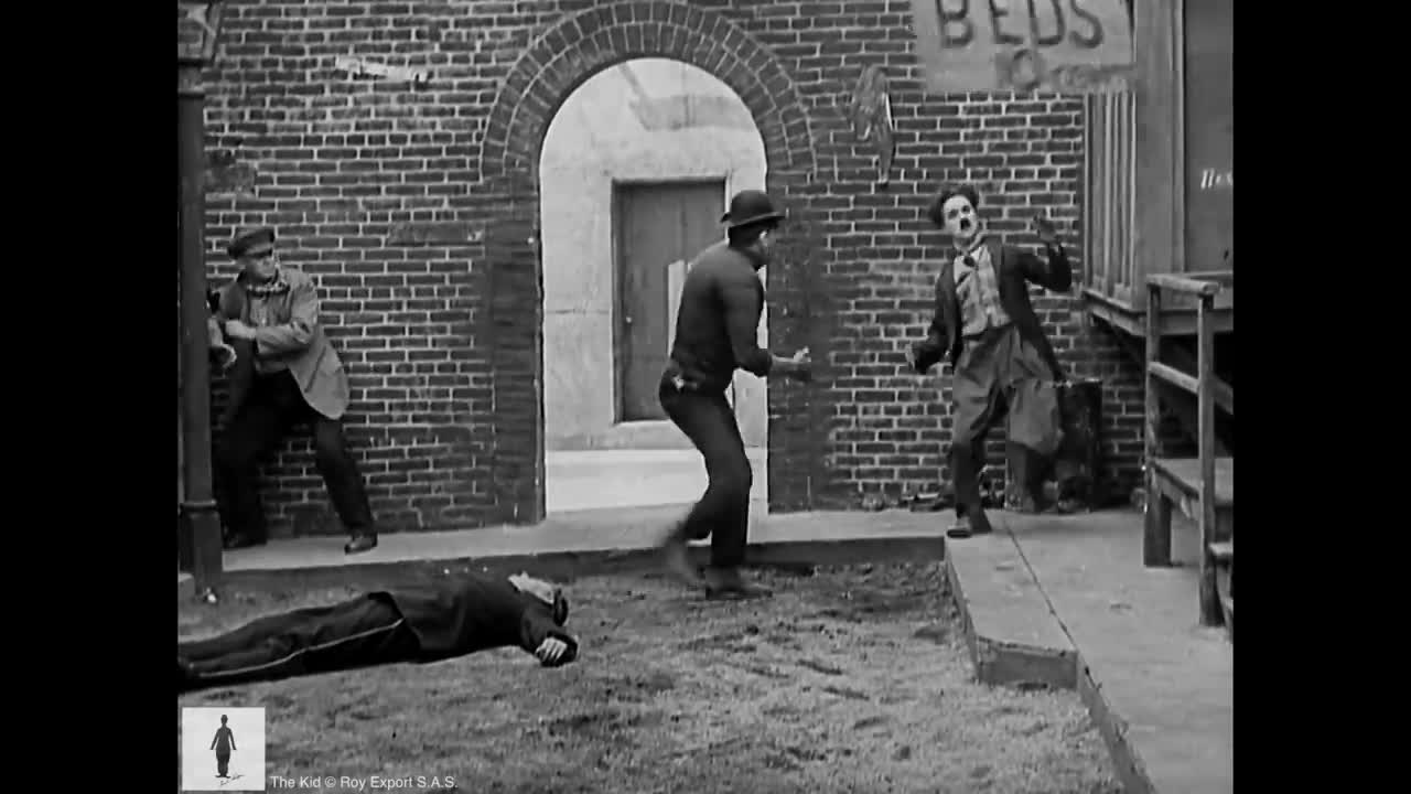 Charlie Chaplin - The Kids fighting like bees