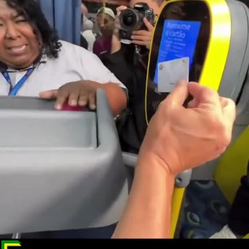 Vídeo mostra prefeito de São Paulo errando o local de leitura do Bilhete Único
