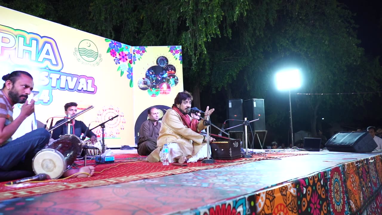 Hamid Ali Khan Mesmerizes the Crowd with "Menu Tere Jaya Sohna" at Flora Festival 2024 in Sargodha