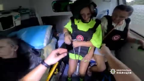 The policemen evacuated the family from Selidovoy under fire from the Russians