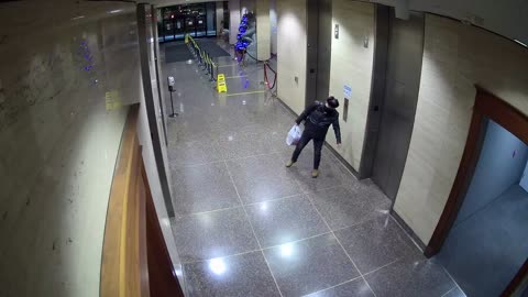 8003FCOB01ElevatorLobby_2021-01-06_05h20min00s510ms.mp4