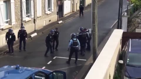 Crazy woman threatening police with a long barrel shotgun.