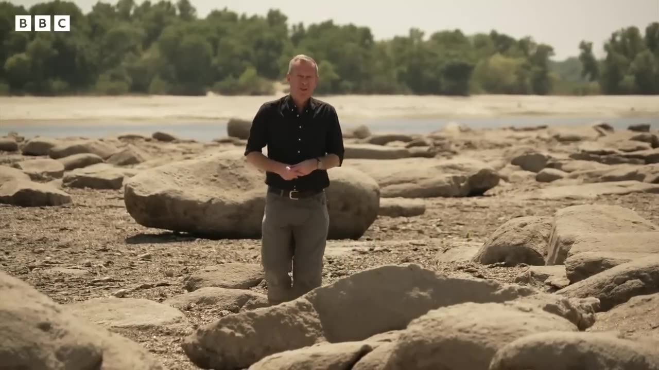 Ukrainian town without water after dam collapse - BBC News