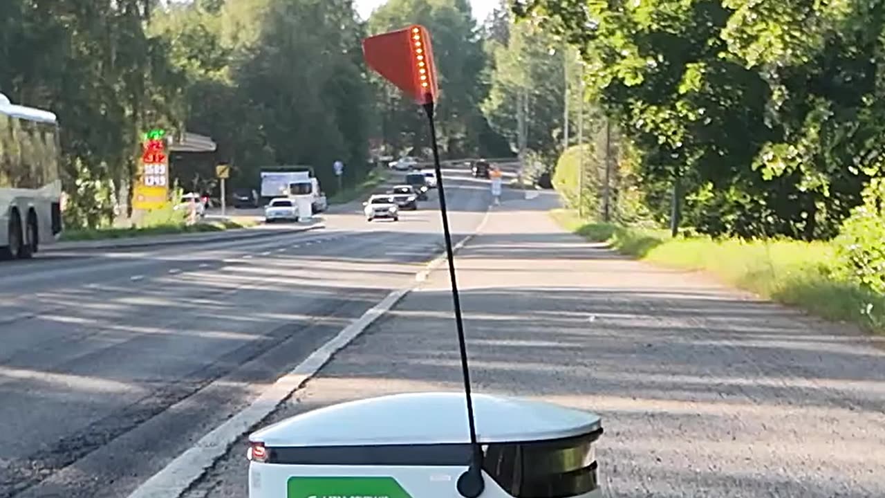 😮 Amazing #Finland 🇫🇮 - When #robots deliver your groceries! #robot #technology #tampere #short