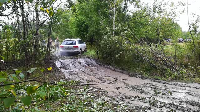 Volkswagen Touareg drove on a Russian hunt