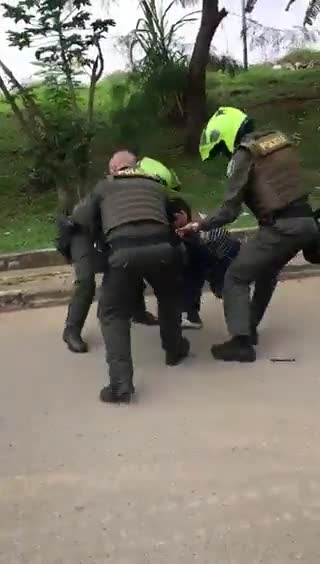 Cuatro policías en serán investigados por presunto uso excesivo de fuerza