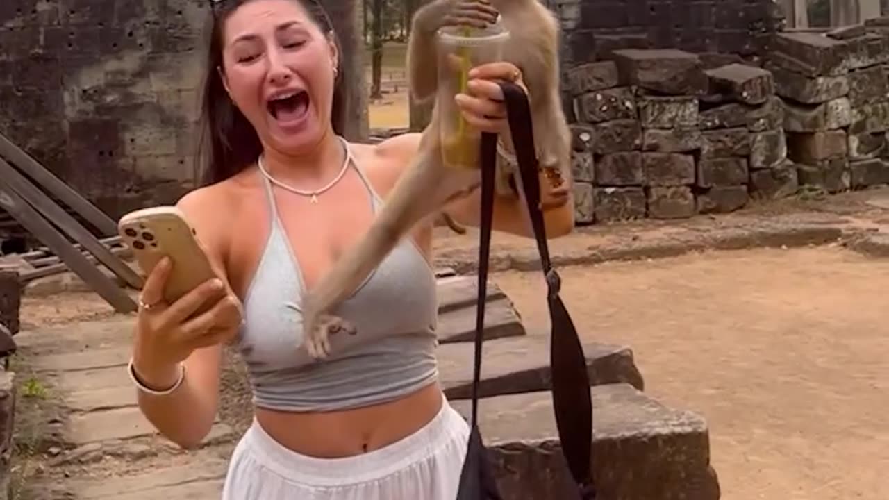 Adorable and funny monkey 🙊 was so thirsty 🥤