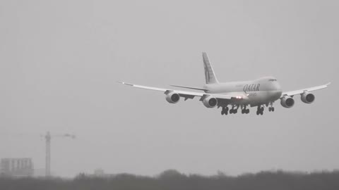 Qatar Airways plane bounces off tarmac in heavy winds