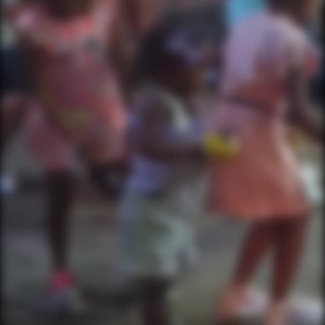 Niños en fiesta con licor en Cartagena