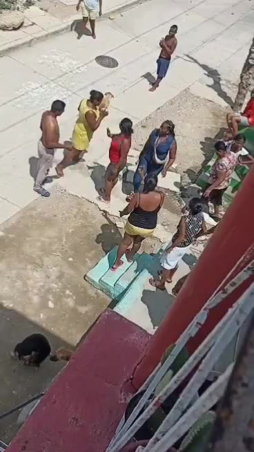 Video: Vecinas se atacan tirándose piedras en el barrio La Quinta