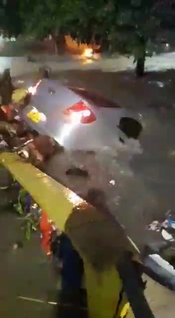 Carro atrapado en corriente de agua