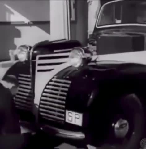 Replacing the battery in an electric car (Spain, 1943)