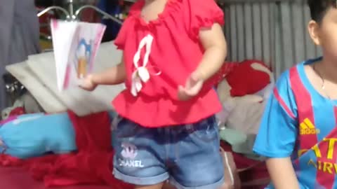 How cute this little girl is
