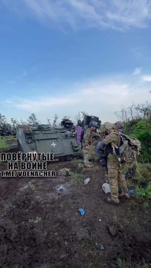 Po úderu ruského dronu na obrněnce u Verbove musí ukrajinští výsadkáři pěšky