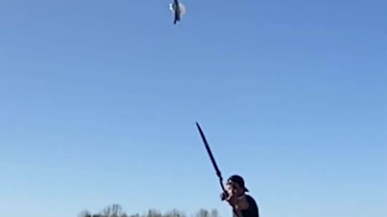 People Are Awesome - Archer Shoots Arrow Into Horizontally Hanging Pole..