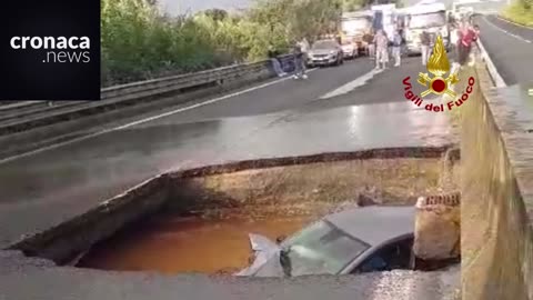 Maltempo in Calabria, enorme voragine sulla statale