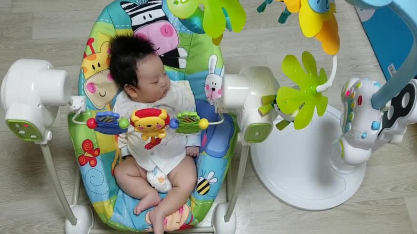This is a video of putting a child to sleep using various tools.