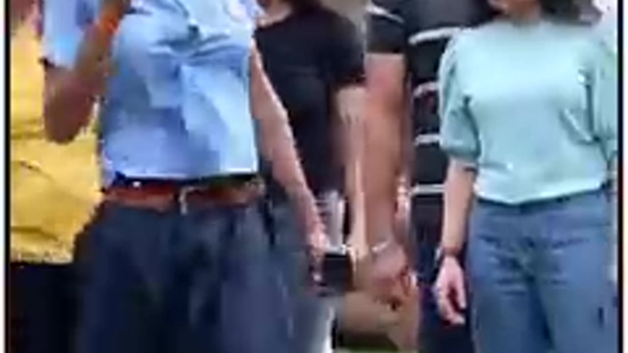 Pehli nazar main hil gaya ladki style main