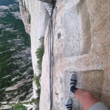 The most dangerous mountain trail in the world😱 Would you take a chance?👇👇